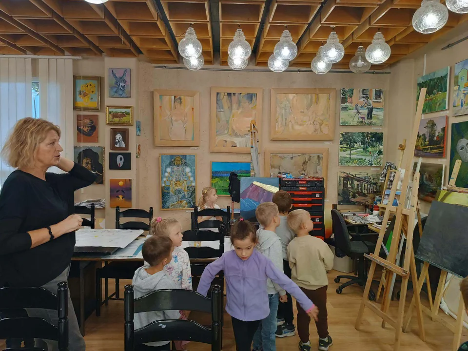 Tajniki pracy malarza. Przedszkolaki z wizytą na wystawie