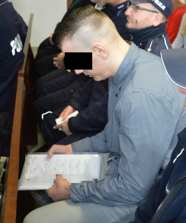 Siebie wybielają, winę zrzucają na kompanów. Stanęli przed sądem za brutalne katowanie i poniżanie mężczyzny [ZDJĘCIA] - Zdjęcie główne