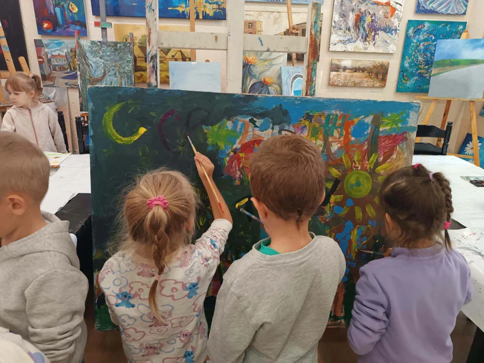 Tajniki pracy malarza. Przedszkolaki z wizytą na wystawie