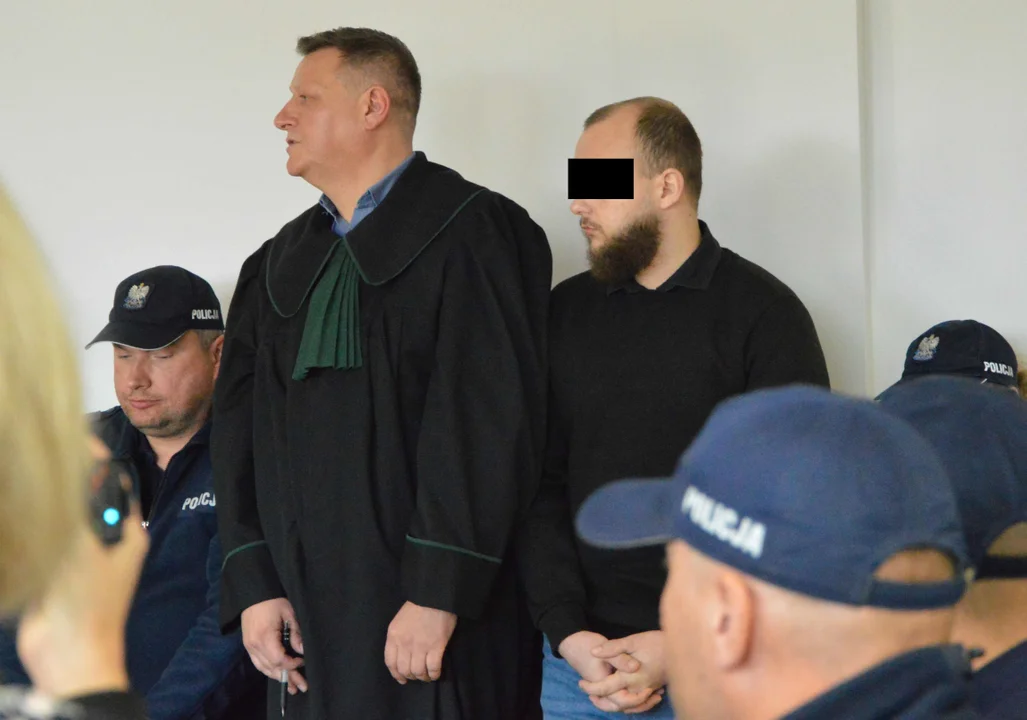 Stanęli przed sądem za torturowanie człowieka koło Łęcznej